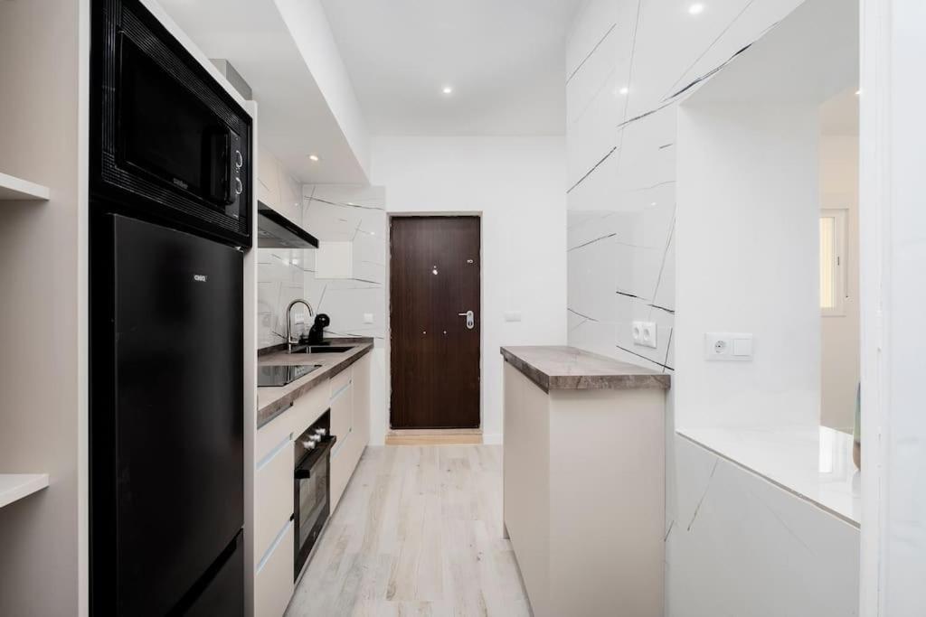 Newly Refurbished Modern 2-Bed Apartment In Heart Of Torremolinos Esterno foto