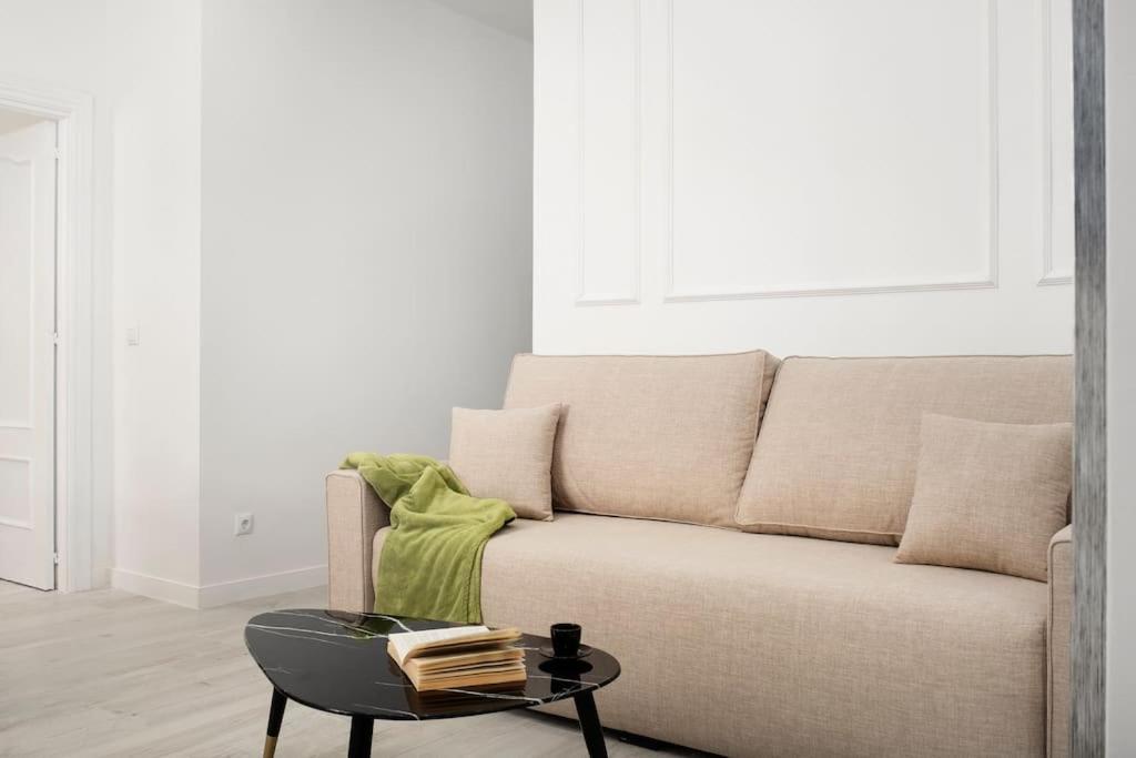 Newly Refurbished Modern 2-Bed Apartment In Heart Of Torremolinos Esterno foto