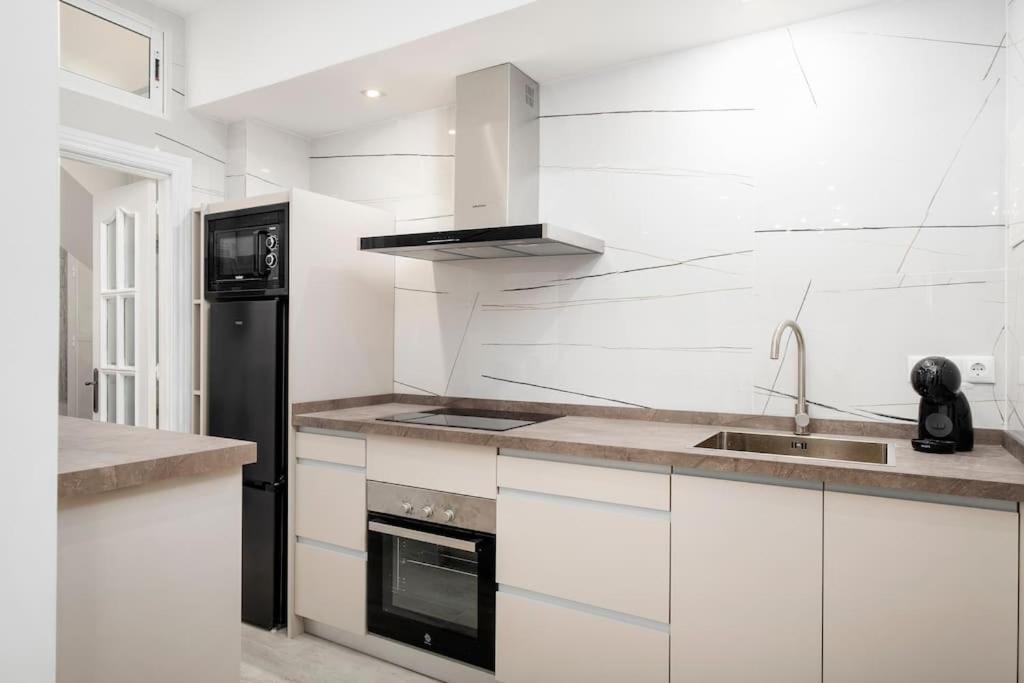 Newly Refurbished Modern 2-Bed Apartment In Heart Of Torremolinos Esterno foto
