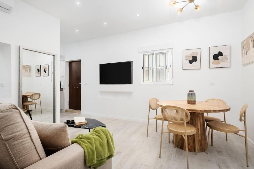Newly Refurbished Modern 2-Bed Apartment In Heart Of Torremolinos Esterno foto