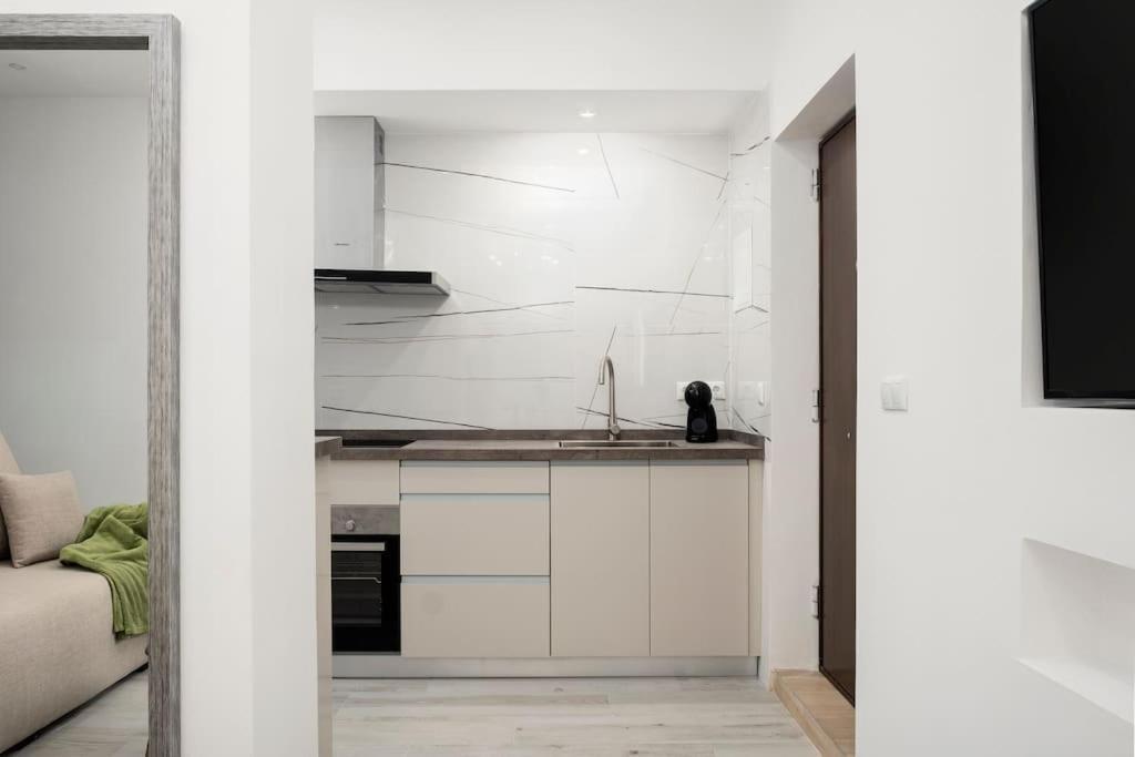 Newly Refurbished Modern 2-Bed Apartment In Heart Of Torremolinos Esterno foto